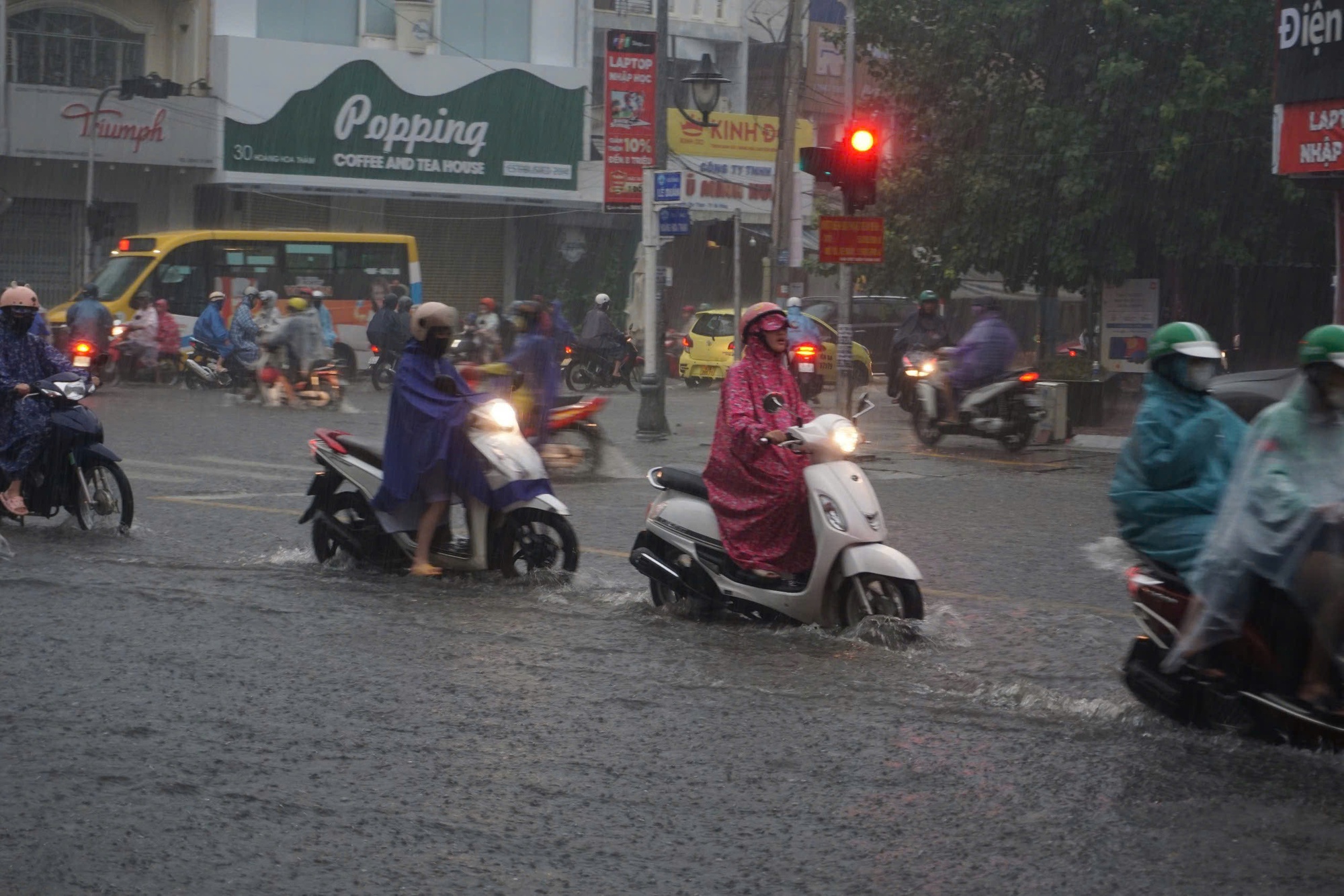 Mưa trắng trời khiến nhiều tuyến phố Đà Nẵng ngập sâu, hàng loạt xe chết máy, người dân chật vật di chuyển- Ảnh 8.