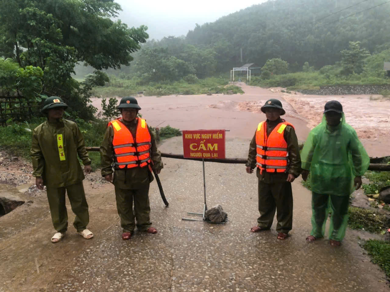 Bão số 4: Mưa lớn khiến nhiều bản làng ở Quảng Bình, Quảng Trị bị cô lập, chia cắt- Ảnh 2.