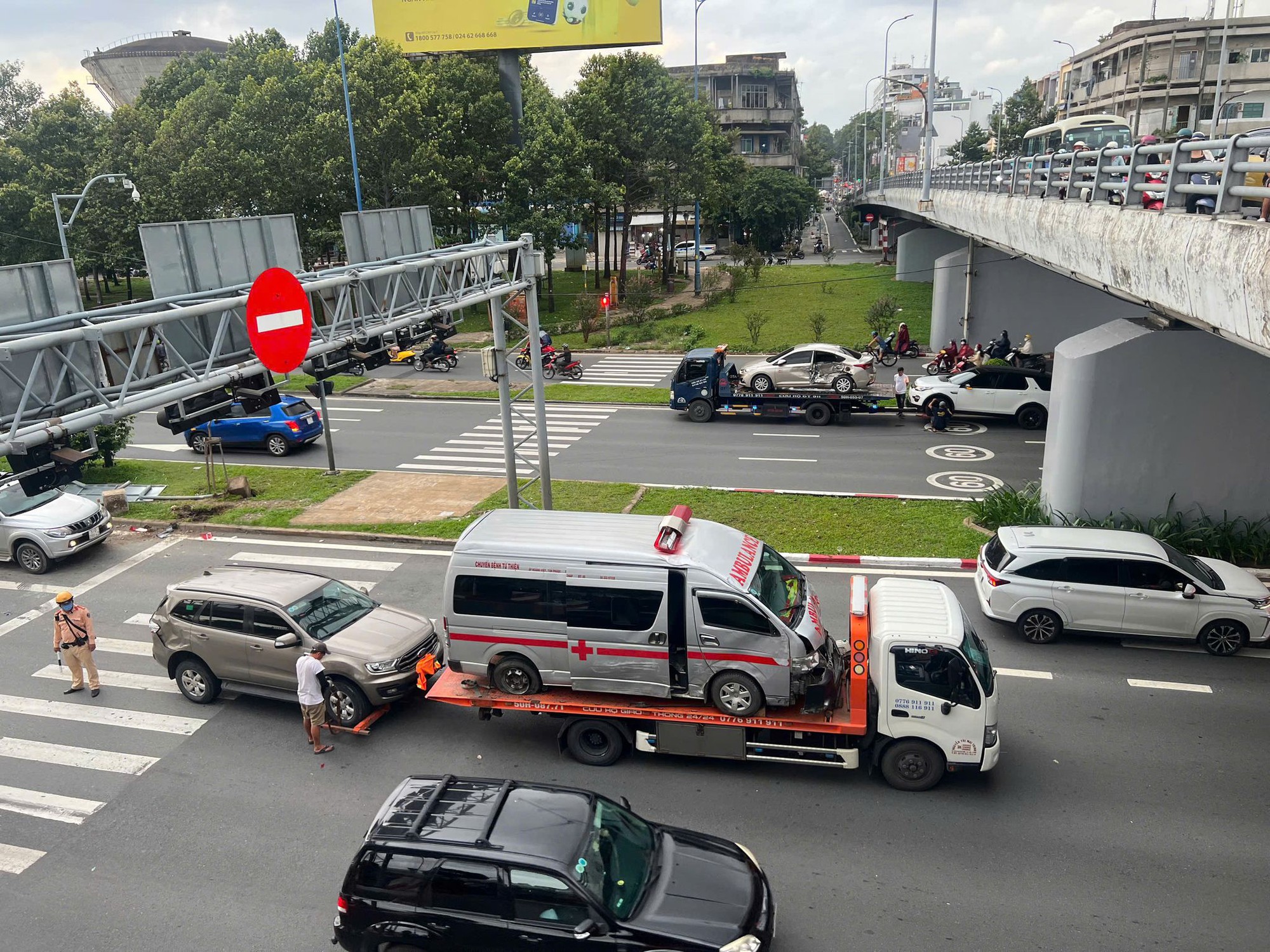 TP.HCM: Xe cấp cứu gặp tai nạn liên hoàn trên đại lộ Võ Văn Kiệt- Ảnh 1.