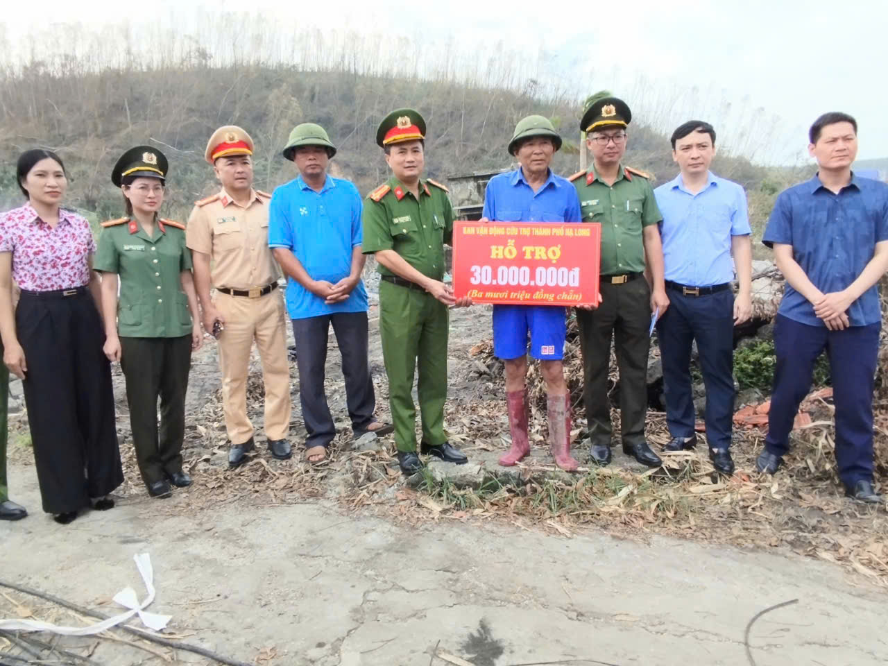 Thành phố Hạ Long hỗ trợ khẩn cấp hộ gia đình có nhà bị sập do bão Yagi 30 triệu đồng- Ảnh 2.