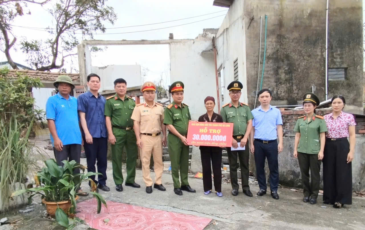 Thành phố Hạ Long hỗ trợ khẩn cấp hộ gia đình có nhà bị sập do bão Yagi 30 triệu đồng- Ảnh 4.