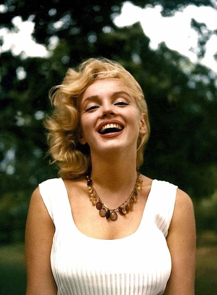 Bôi sáp lên khắp mặt giống Marilyn Monroe, cô gái khiến 19 triệu người dậy sóng- Ảnh 2.