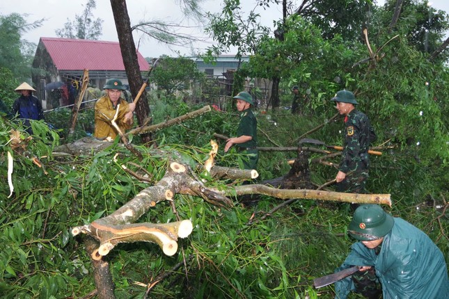 Thêm nhiều nhà dân ở Hà Tĩnh bị lốc xoáy cuốn tốc mái do bão số 4- Ảnh 3.