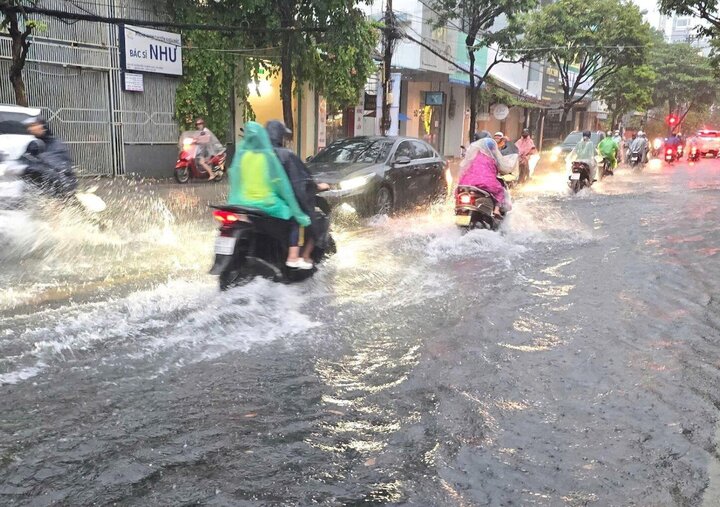 Nhiều tỉnh miền Trung cho học sinh nghỉ học tránh bão số 4- Ảnh 3.