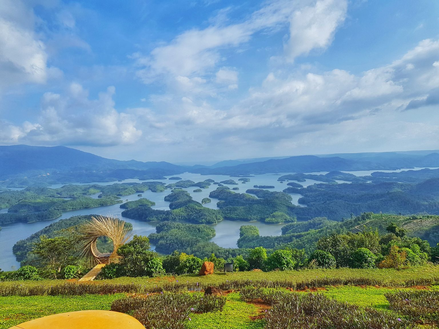 Phát hiện 1 "vịnh Hạ Long trên cạn" giữa Tây Nguyên hùng vĩ: Mang vẻ đẹp hoang sơ, "chữa lành" giữa thiên nhiên không khói bụi- Ảnh 3.