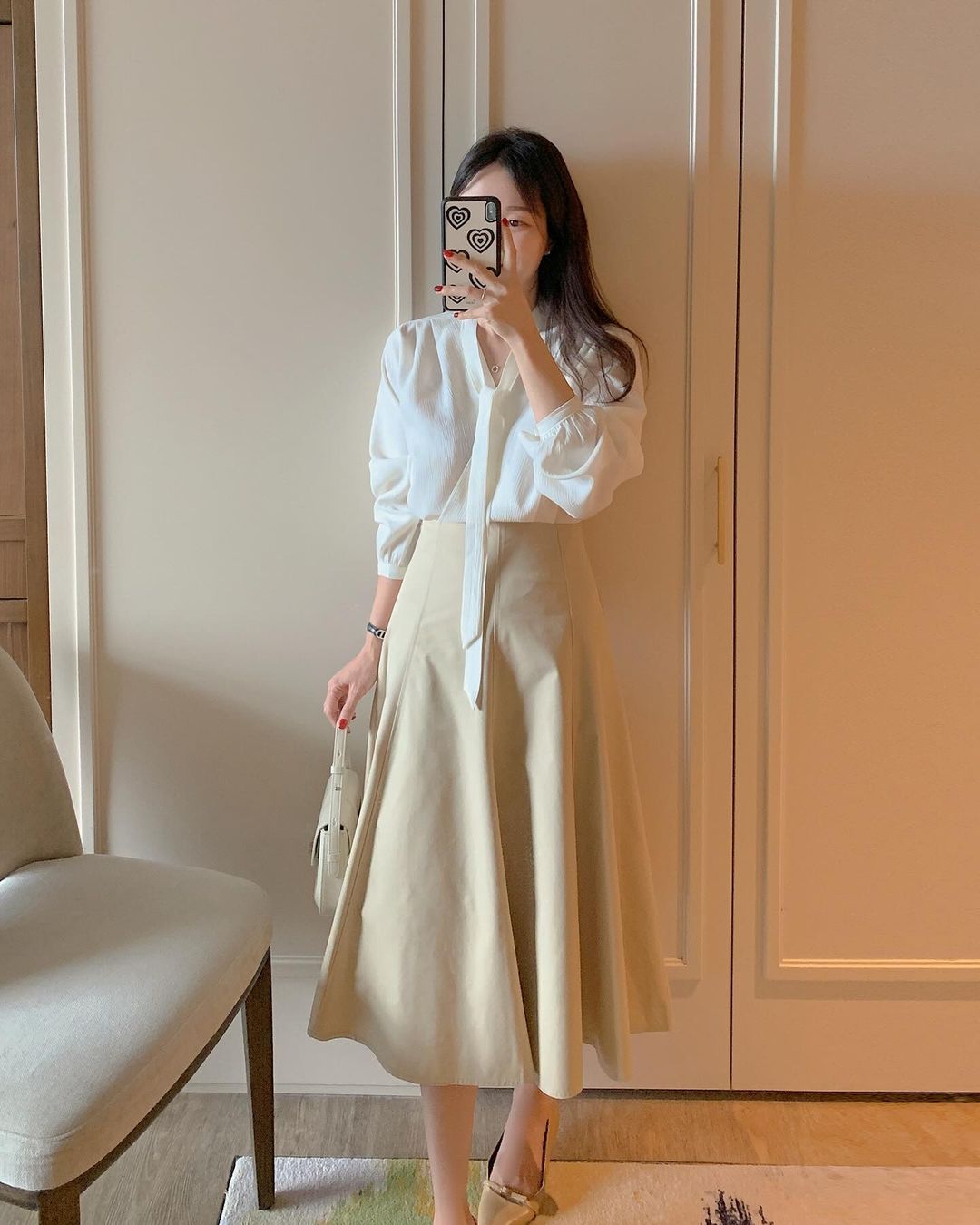 Áo blouse dài tay được hội mặc đẹp thi nhau diện trong mùa thu- Ảnh 9.