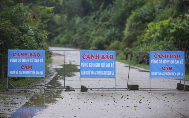 Thêm nhiều nhà dân ở Hà Tĩnh bị lốc xoáy cuốn tốc mái do bão số 4- Ảnh 6.