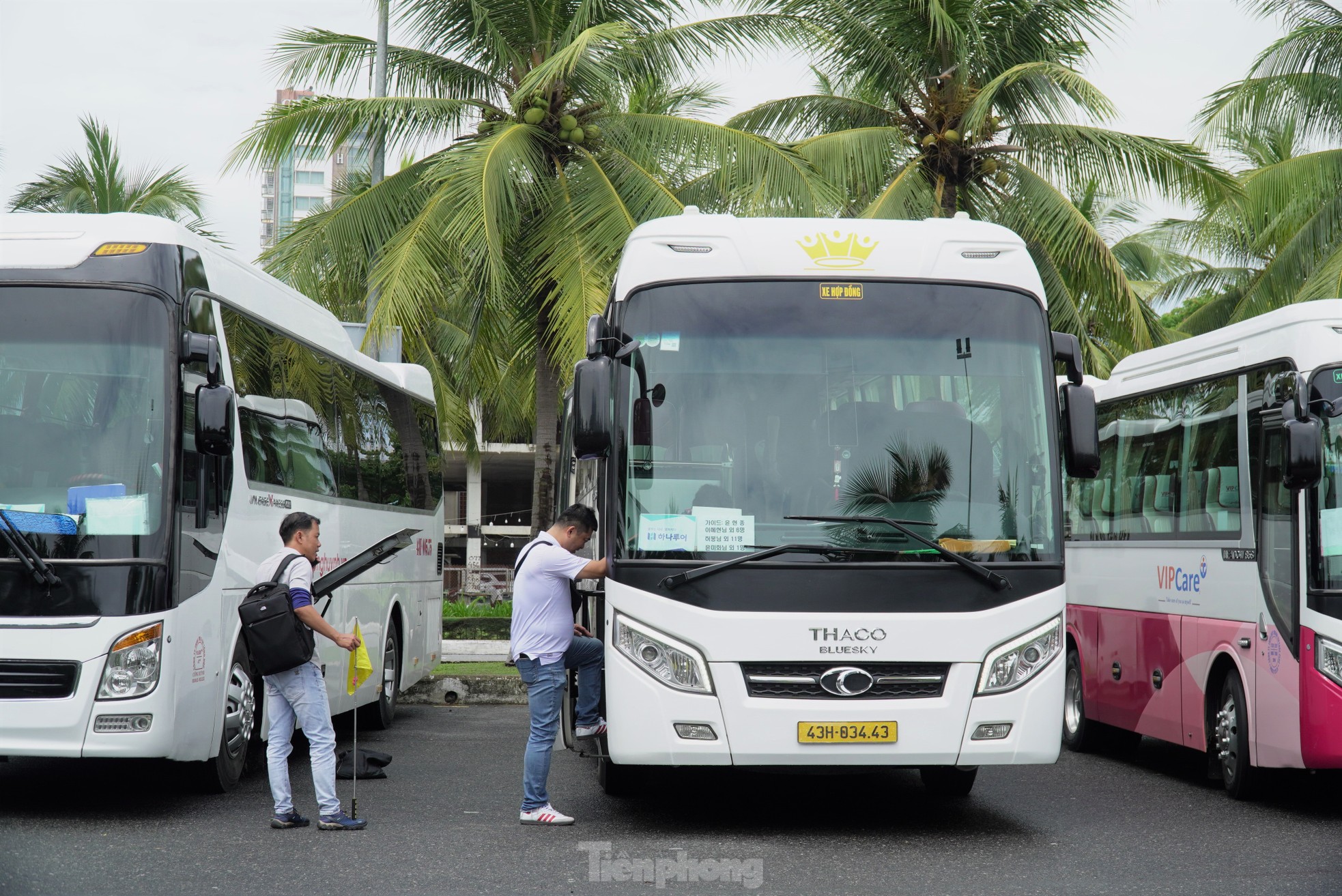 Biển Đà Nẵng đông khách du lịch trước giờ bão đổ bộ- Ảnh 13.