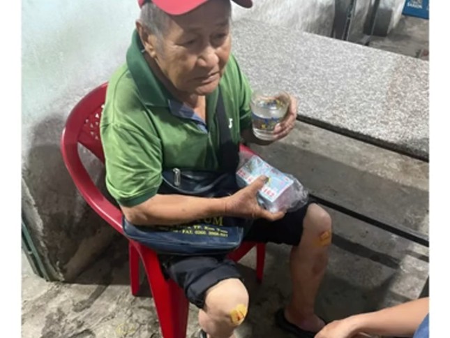 Hai nữ nhân viên lao vào dòng nước xiết cứu cụ ông bán vé số- Ảnh 3.