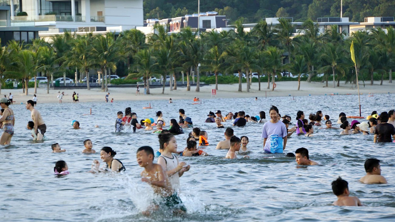 Hàng vạn người đổ ra biển Đồ Sơn ‘giải nhiệt’- Ảnh 4.