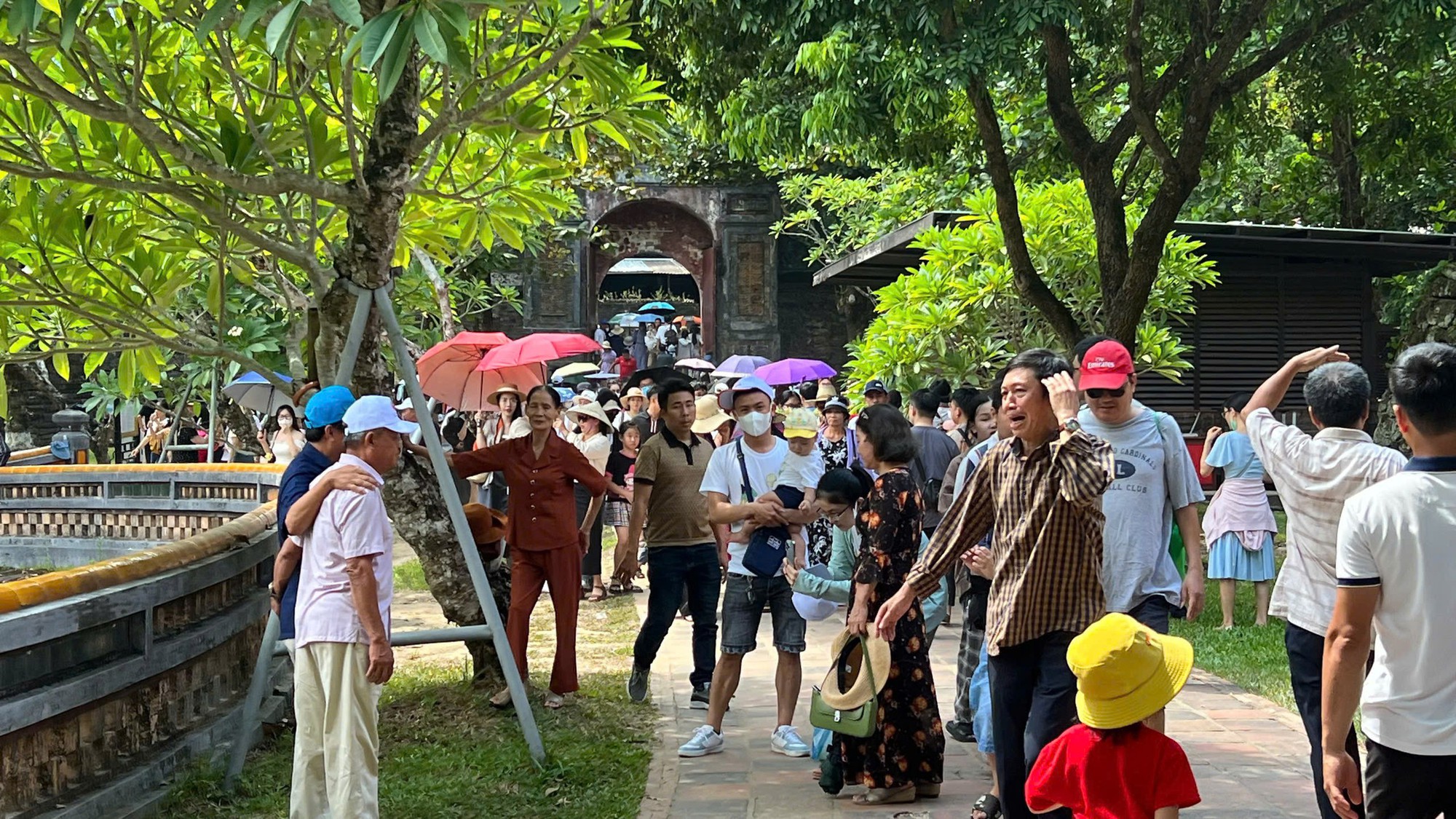 Du khách chen chân vào các di tích Huế trong ngày Quốc khánh 2-9- Ảnh 8.