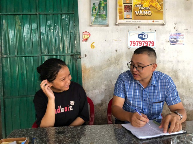 Hai nữ nhân viên lao vào dòng nước xiết cứu cụ ông bán vé số- Ảnh 2.