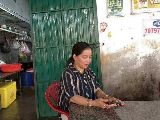 Hai nữ nhân viên lao vào dòng nước xiết cứu cụ ông bán vé số- Ảnh 1.