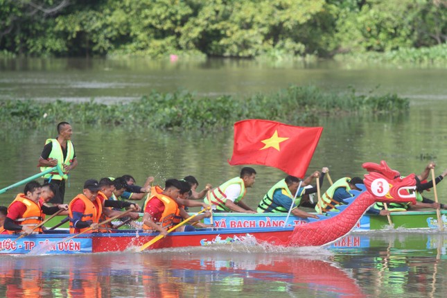 Người dân háo hức xem đua thuyền trên sông Sài Gòn mừng Quốc khánh 2/9- Ảnh 3.