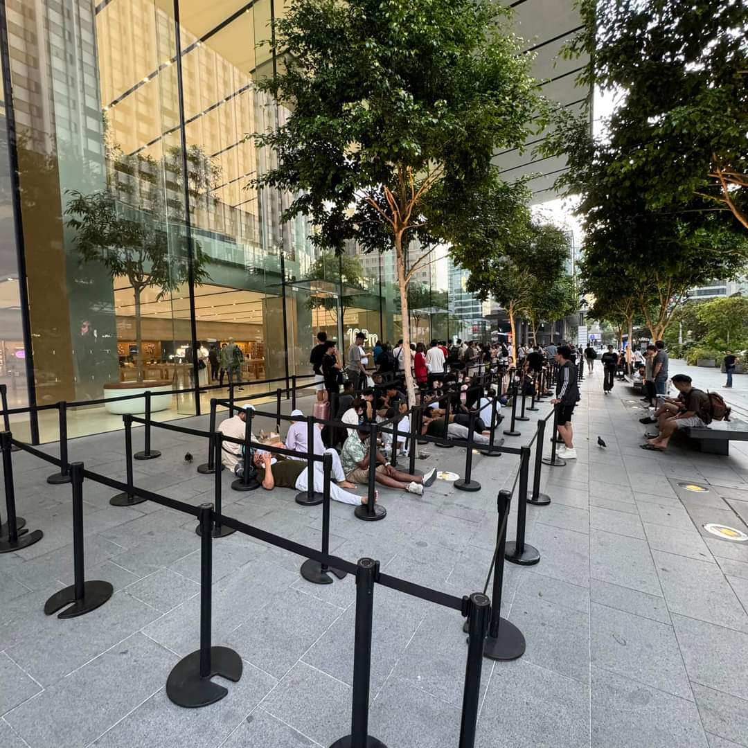 Apple Store Singapore hẩm hiu ngày mở bán, iPhone 16 hết hot hay vì màu hot không còn?- Ảnh 1.