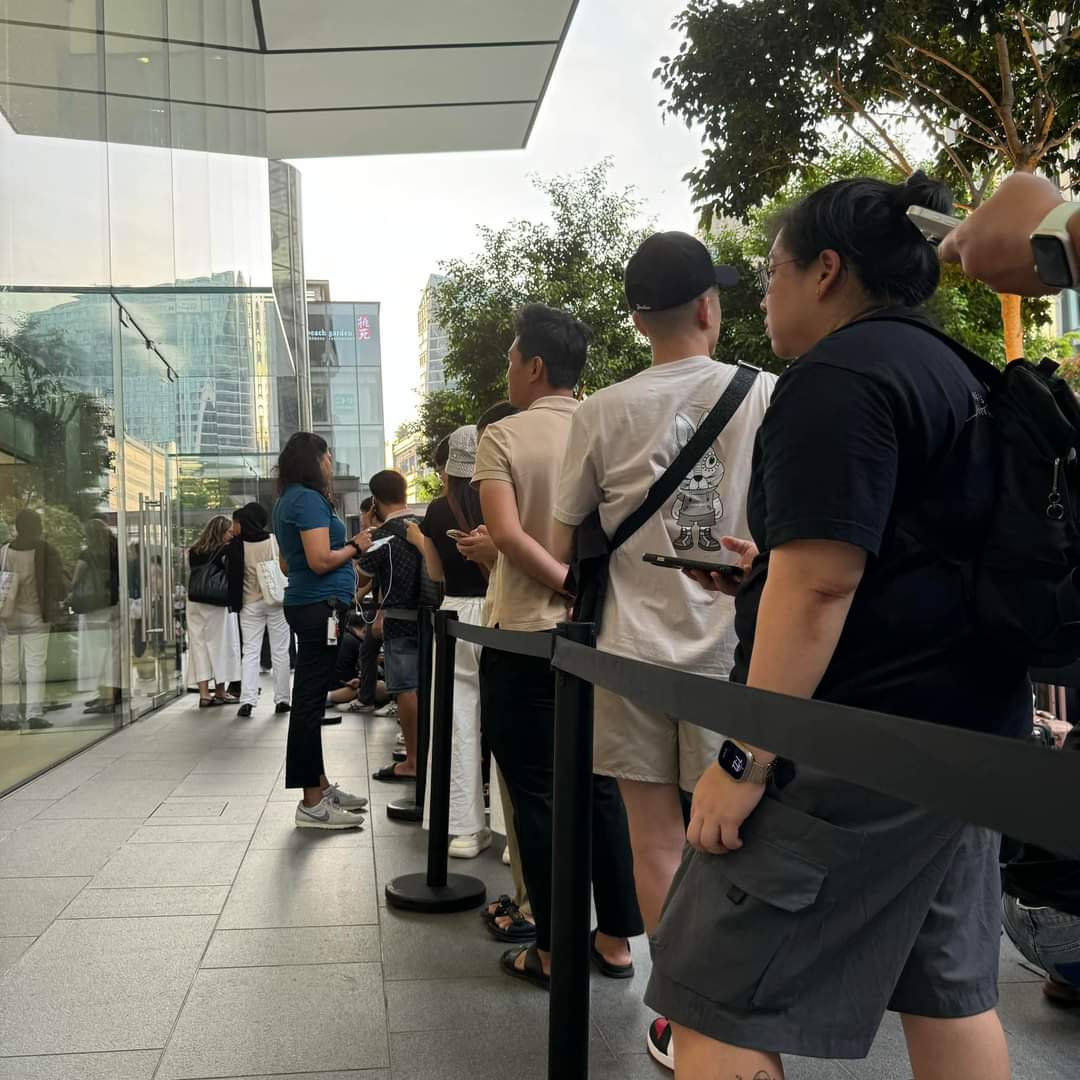 Apple Store Singapore hẩm hiu ngày mở bán, iPhone 16 hết hot hay vì màu hot không còn?- Ảnh 2.