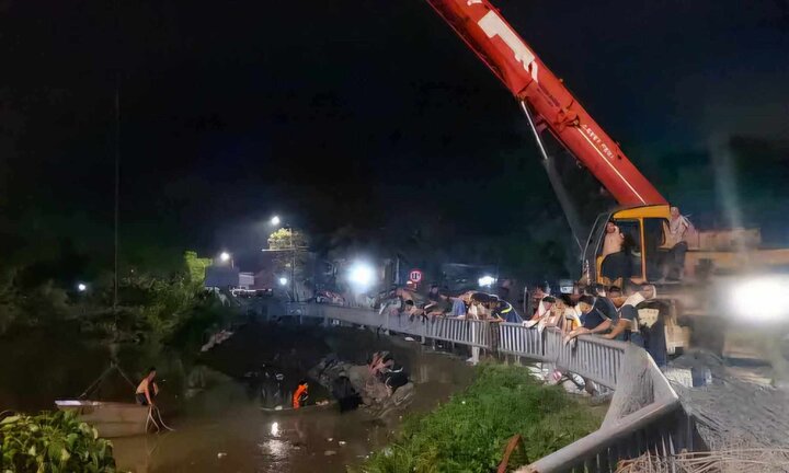 Hai cha con lặn sâu 8m, xuyên đêm 'vá' trạm bơm ngăn lũ- Ảnh 1.