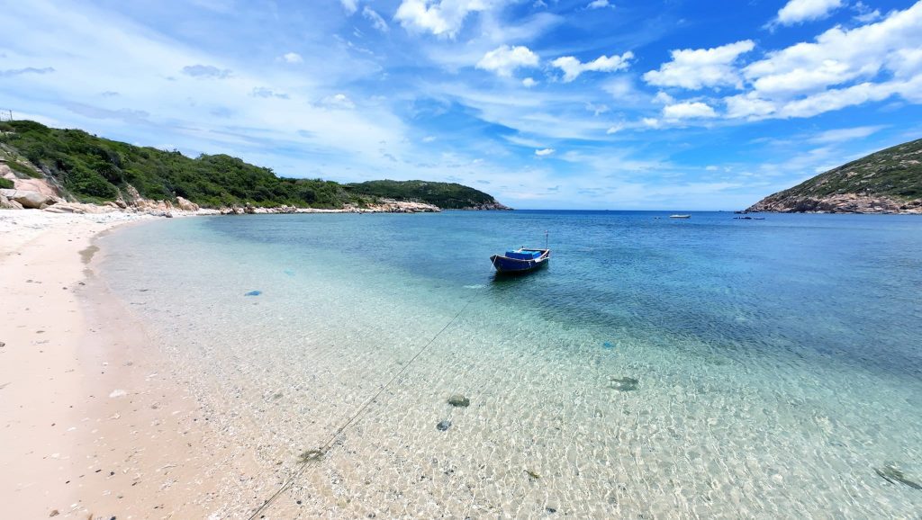 Phát hiện 1 bãi biển được ví như "viên ngọc ẩn" của Ninh Thuận: Tên gọi lạ lẫm, nguyên sơ như chưa có dấu chân người- Ảnh 2.