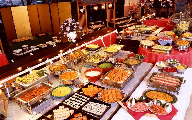 Người phụ nữ ăn buffet 4 tiếng đồng hồ nhưng cứ 15 phút lại vào WC 1 lần: Chủ cửa hàng theo dõi vạch trần thủ đoạn tinh vi- Ảnh 1.