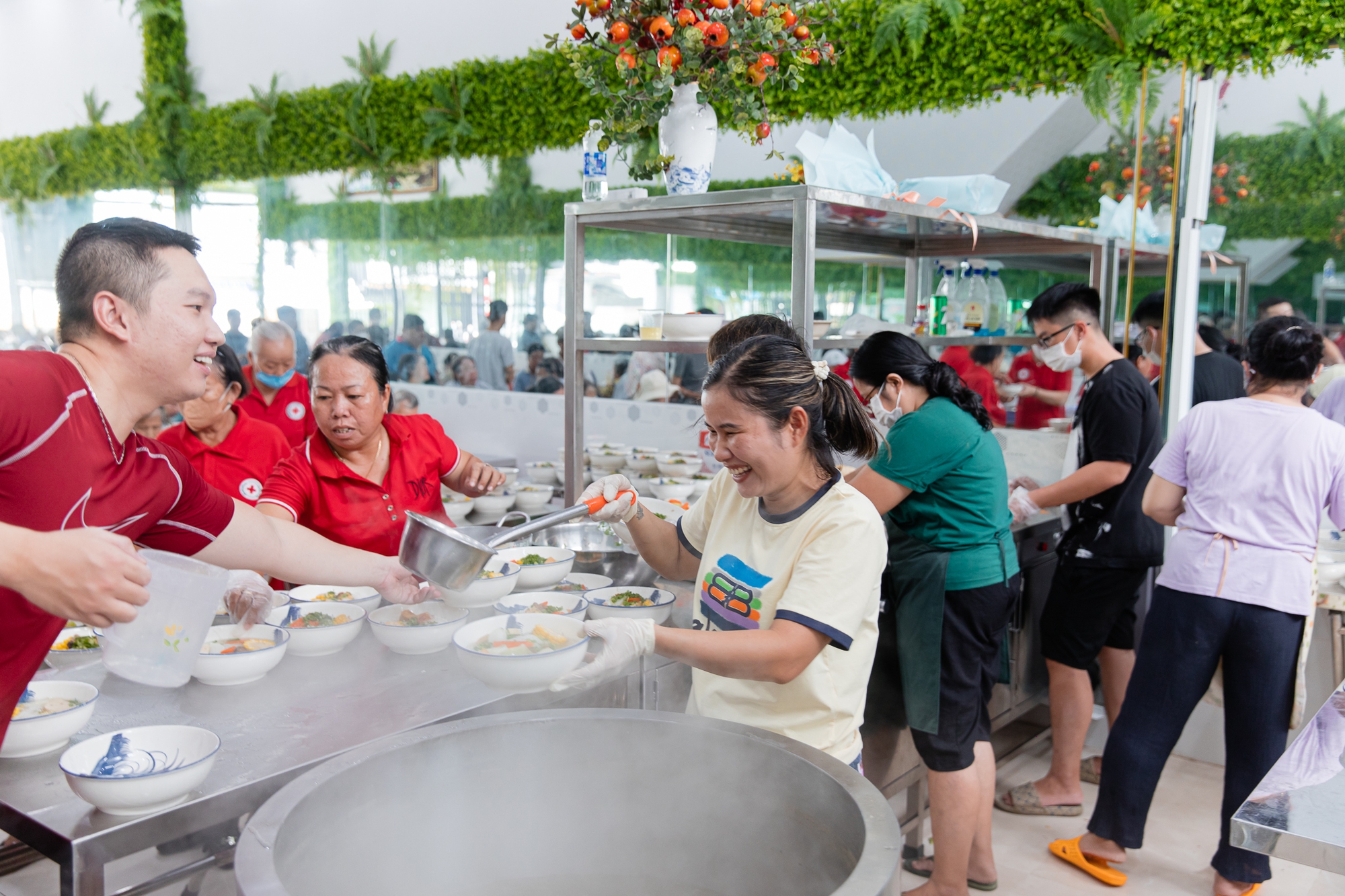 Ông chủ tiệm vàng Bình Dương mỗi ngày phục vụ hơn 600 suất cơm miễn phí: "Ai cần có bữa ăn thì đến đây mình sẽ phục vụ"- Ảnh 18.