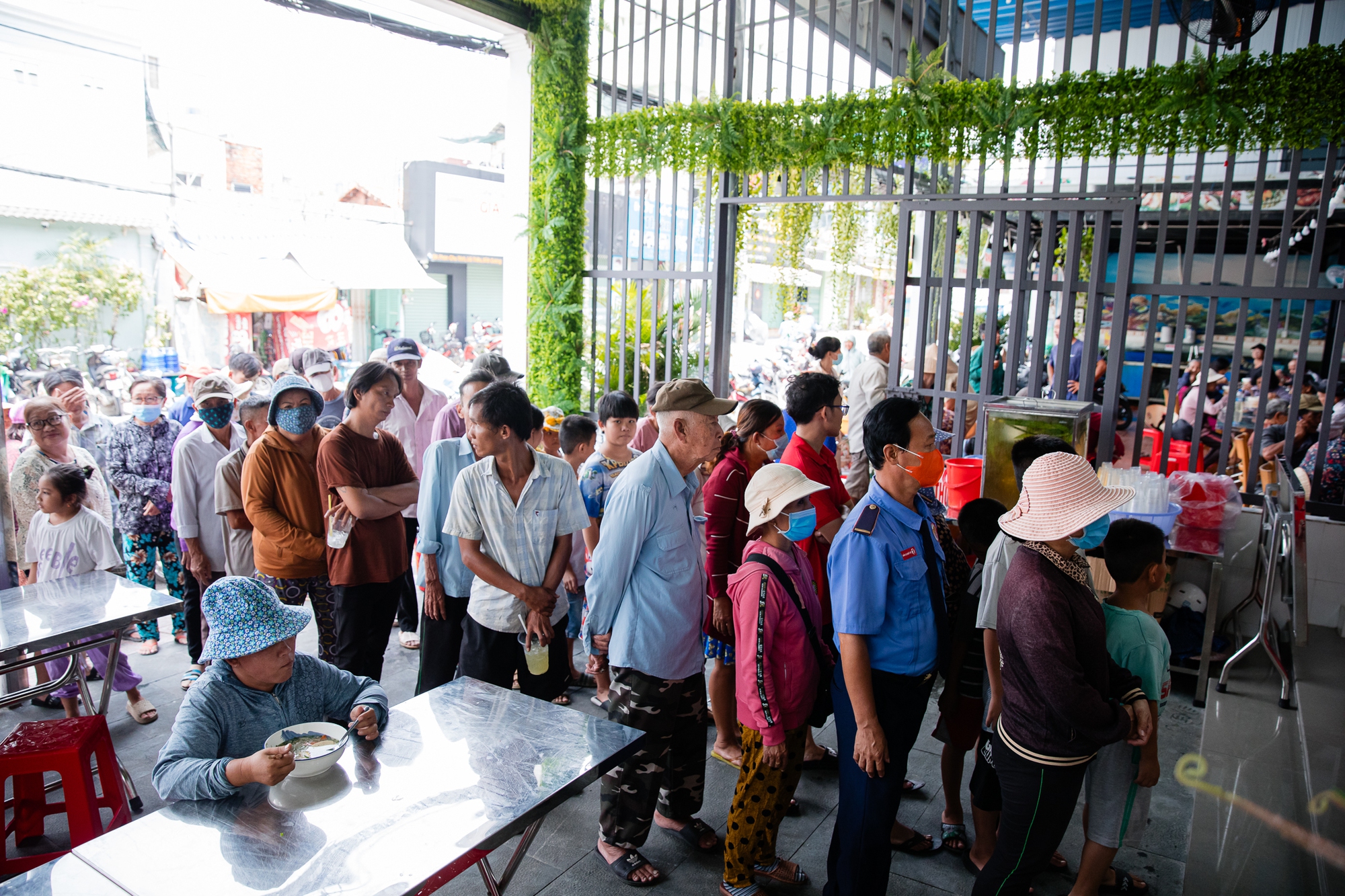 Ông chủ tiệm vàng Bình Dương mỗi ngày phục vụ hơn 600 suất cơm miễn phí: "Ai cần có bữa ăn thì đến đây mình sẽ phục vụ"- Ảnh 2.