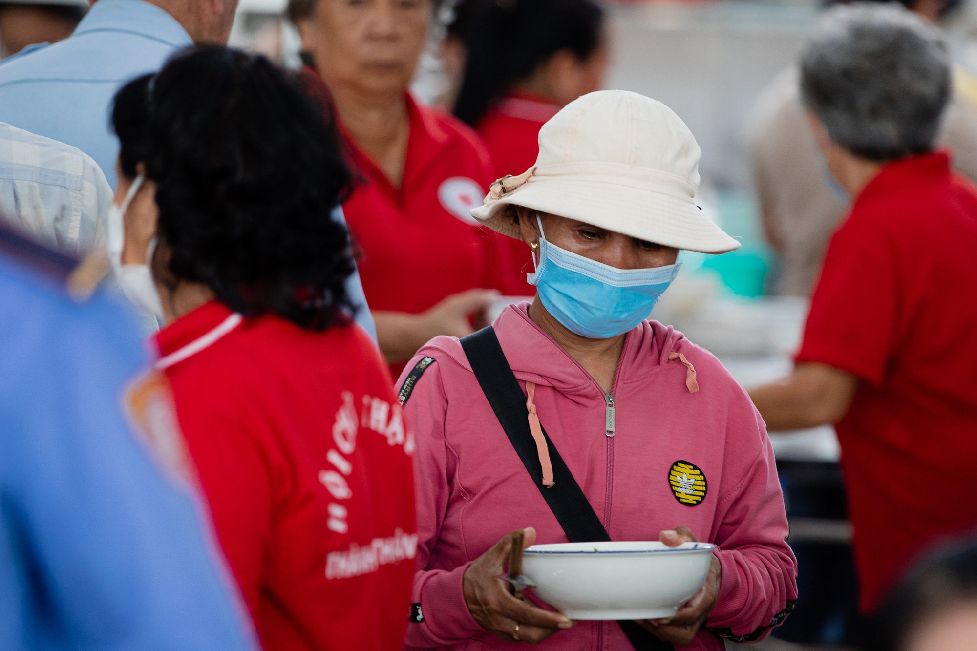 Ông chủ tiệm vàng Bình Dương mỗi ngày phục vụ hơn 600 suất cơm miễn phí: "Ai cần có bữa ăn thì đến đây mình sẽ phục vụ"- Ảnh 14.