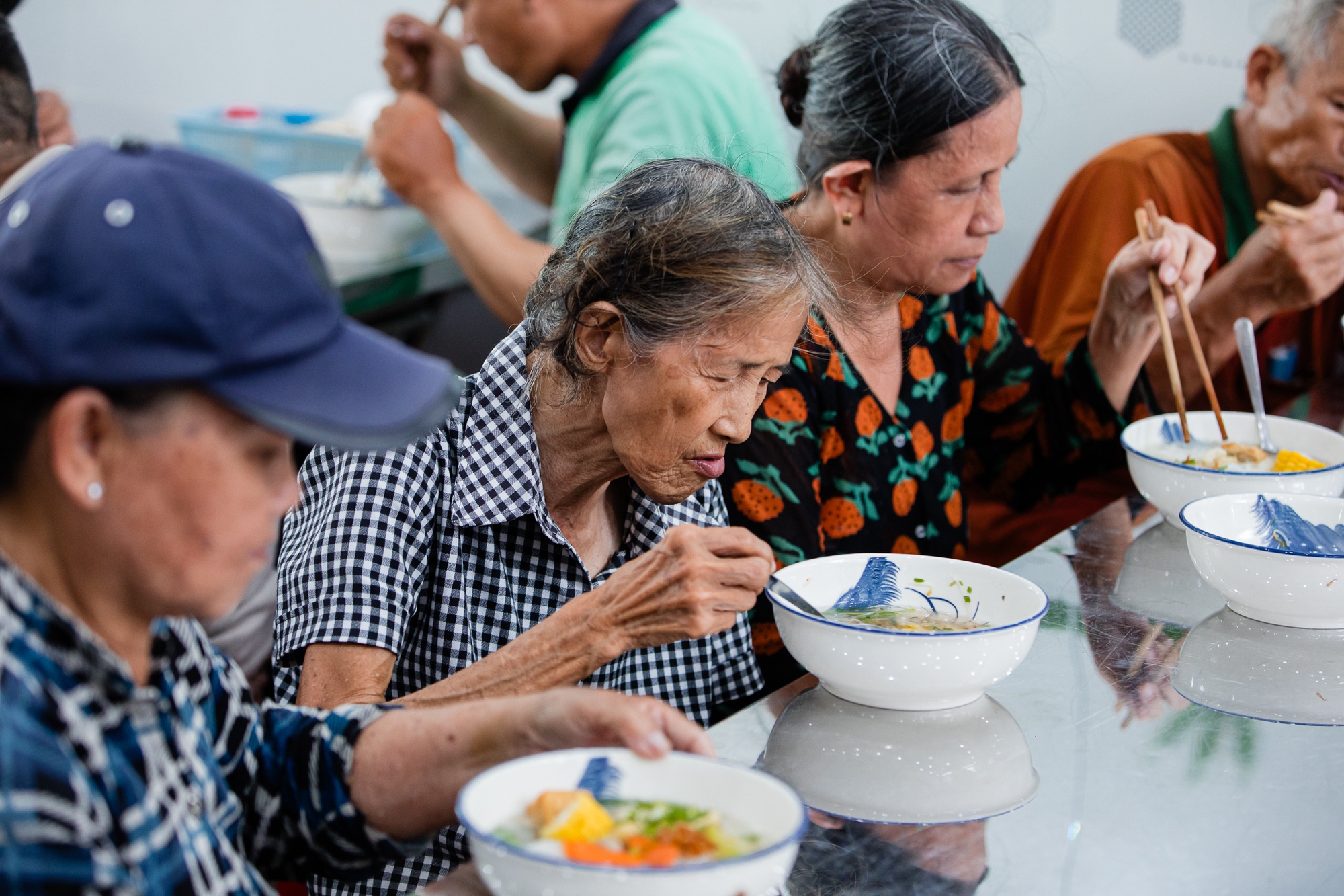 Ông chủ tiệm vàng Bình Dương mỗi ngày phục vụ hơn 600 suất cơm miễn phí: "Ai cần có bữa ăn thì đến đây mình sẽ phục vụ"- Ảnh 3.