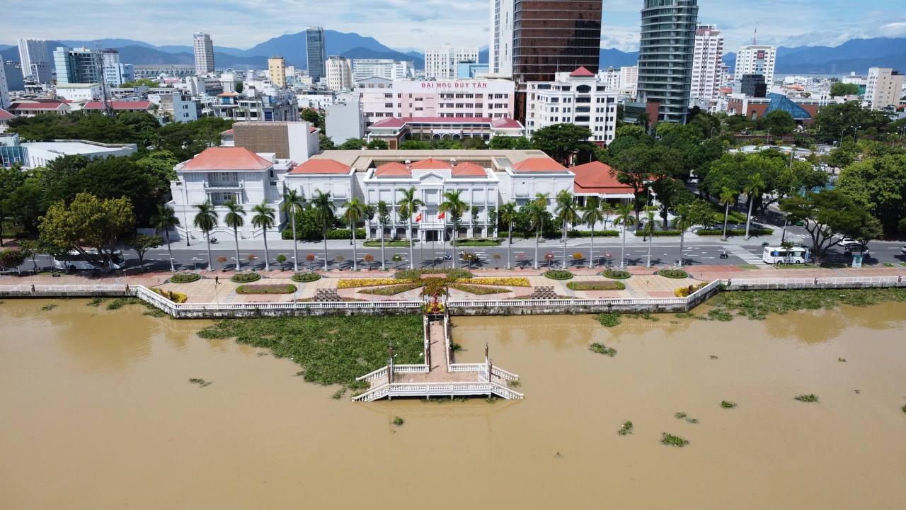 Kim tiêm lẫn trong 10 tấn rác thải bủa vây bãi biển Đà Nẵng sau bão số 4- Ảnh 14.