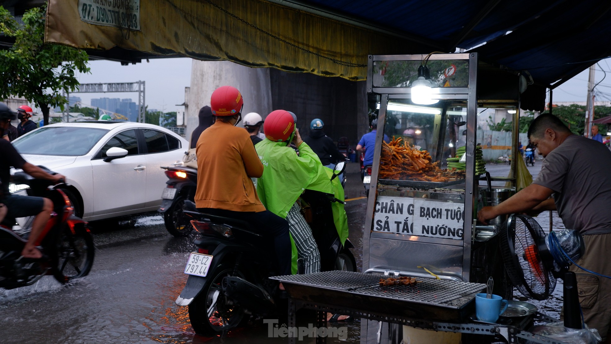 Triều cường đạt đỉnh, người dân TPHCM vất vả lội nước về nhà- Ảnh 6.