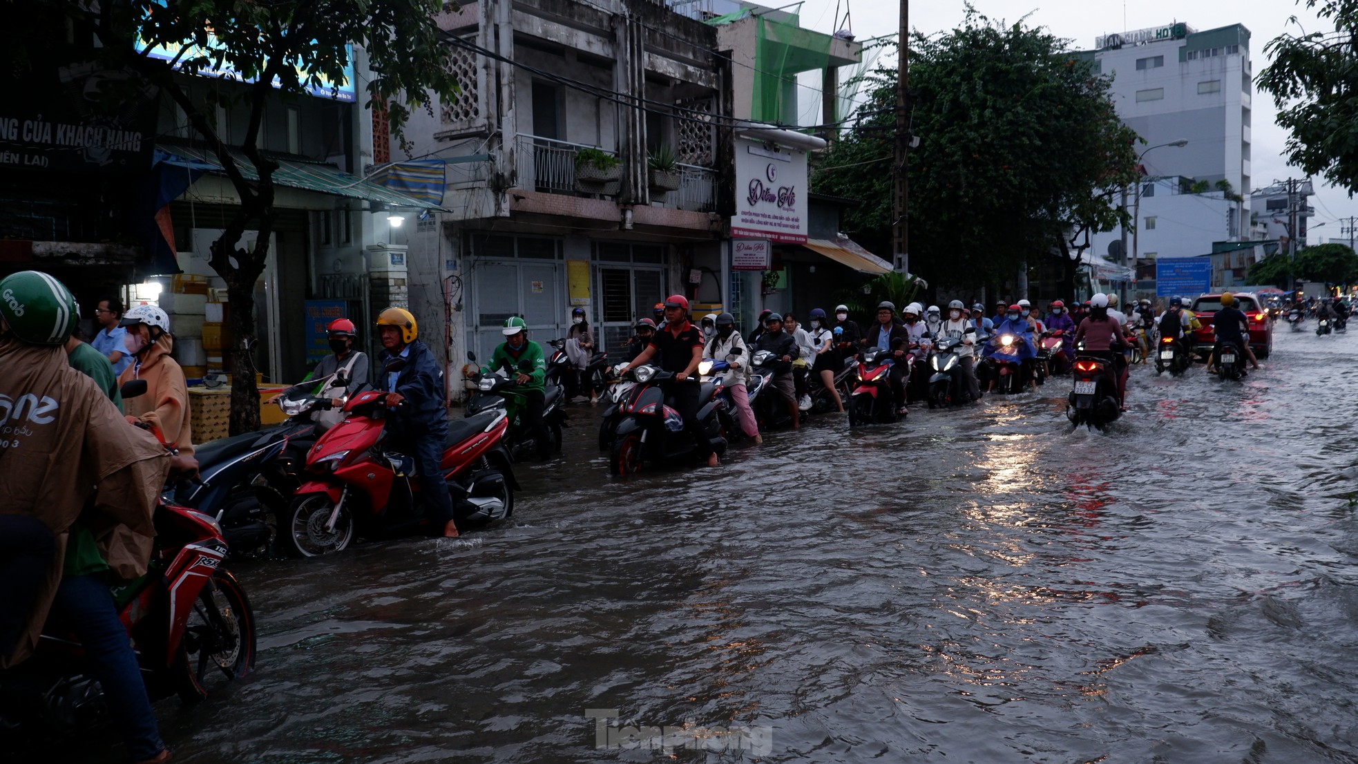 Triều cường đạt đỉnh, người dân TPHCM vất vả lội nước về nhà- Ảnh 14.