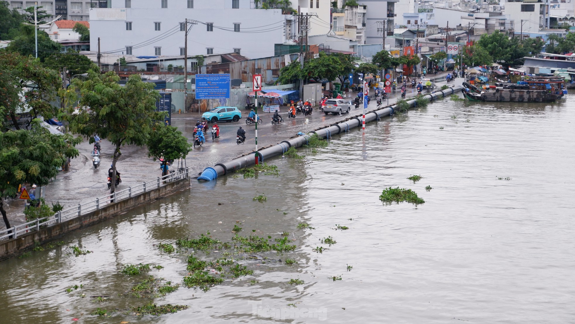 Triều cường đạt đỉnh, người dân TPHCM vất vả lội nước về nhà- Ảnh 12.