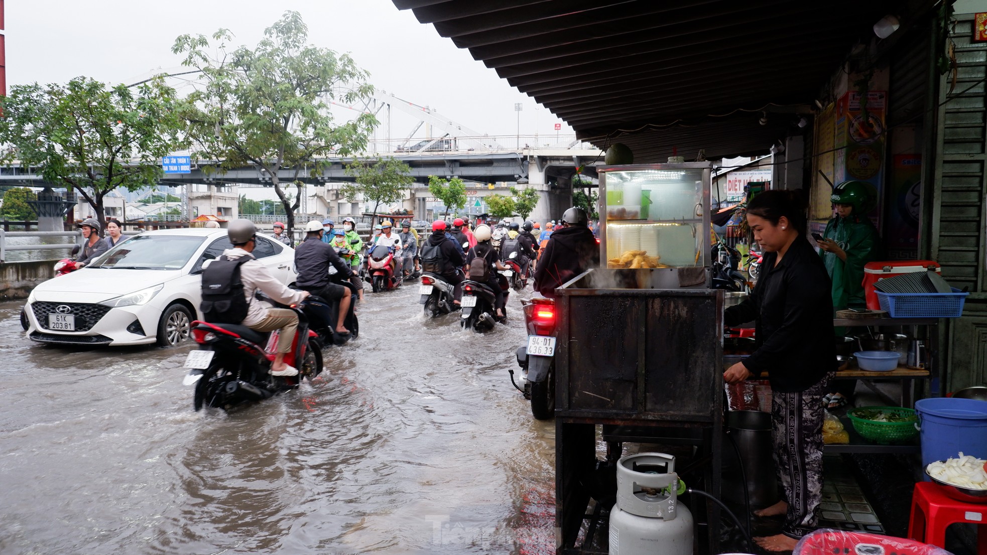 Triều cường đạt đỉnh, người dân TPHCM vất vả lội nước về nhà- Ảnh 7.