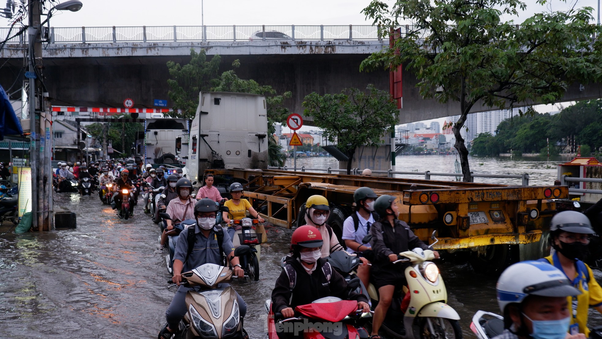 Triều cường đạt đỉnh, người dân TPHCM vất vả lội nước về nhà- Ảnh 4.