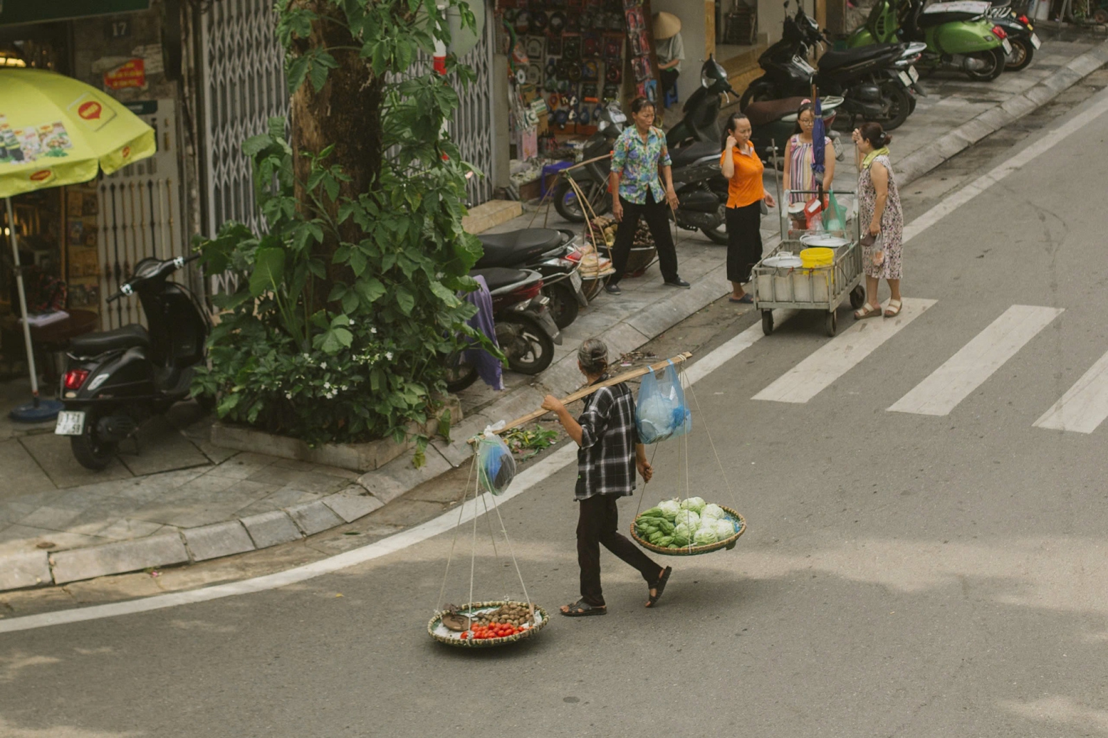 Những "cô hàng rong" mang theo cả mùa thu Hà Nội- Ảnh 1.