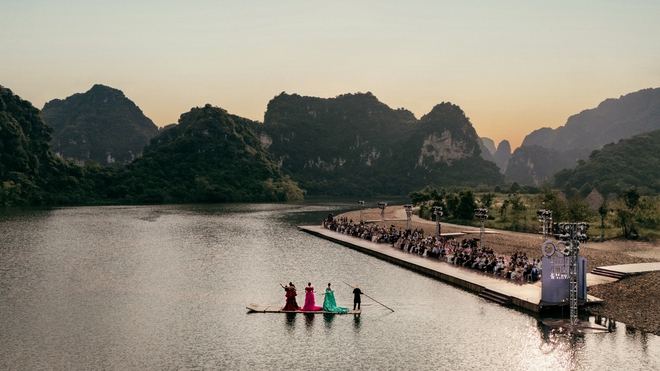 Die Schönheitskönigin besuchte die Show der Designerin Le Thanh Hoa, der beste Teil war die Rafting-Performance des First-Face-Trios – Foto 27.