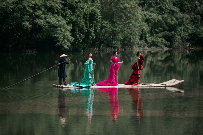 Die Schönheitskönigin besuchte die Show der Designerin Le Thanh Hoa, der beste Teil war die Rafting-Performance des First-Face-Trios – Foto 26.