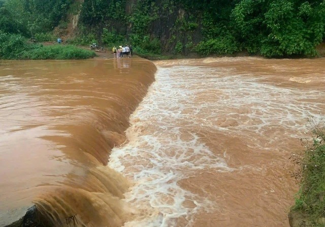 Cố gắng cứu chiếc xe máy, người đàn ông bị nước cuốn trôi mất tích- Ảnh 1.