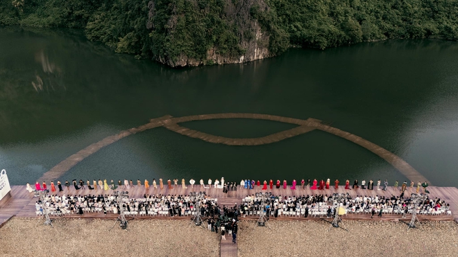 Die Schönheitskönigin besuchte die Show der Designerin Le Thanh Hoa, der beste Teil war die Rafting-Performance des First-Face-Trios – Foto 31.