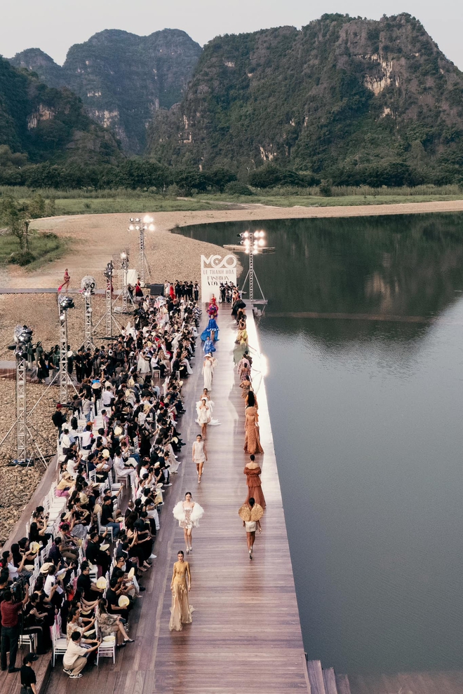 Die Schönheitskönigin besuchte die Show der Designerin Le Thanh Hoa, der beste Teil war die Rafting-Performance des First-Face-Trios – Foto 29.