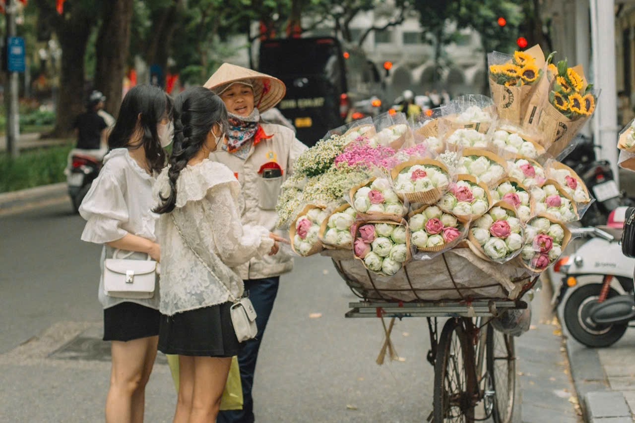 Những "cô hàng rong" mang theo cả mùa thu Hà Nội- Ảnh 7.