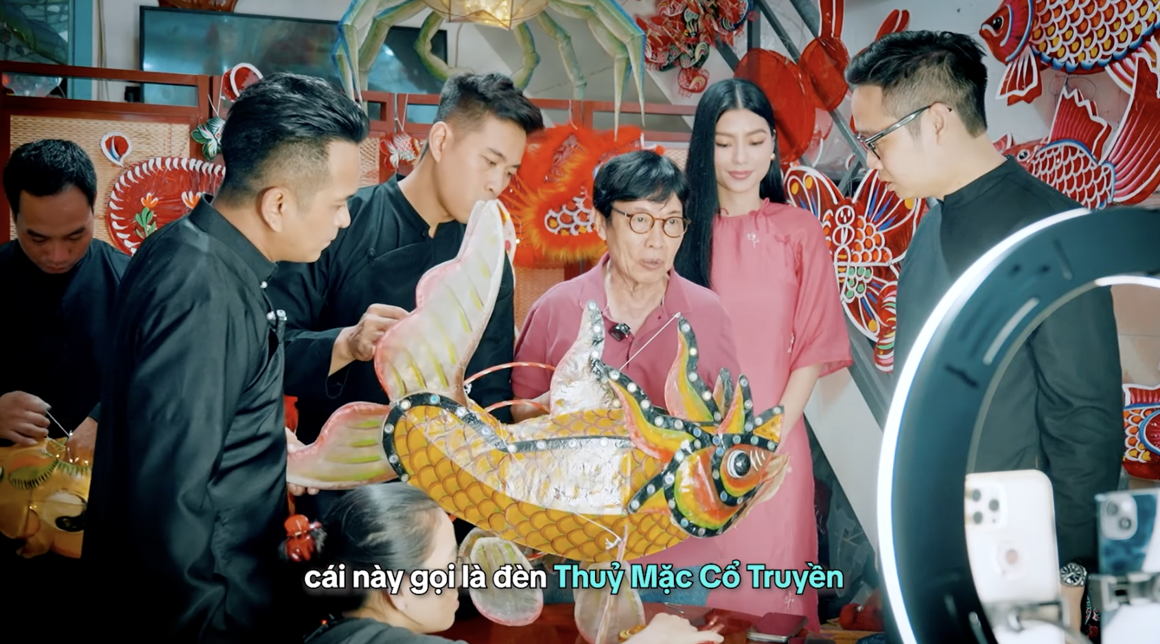 Nghệ nhân mang đèn lồng truyền thống 15 triệu lên livestream, Hùng Thuận và Á hậu Hoàng Nhung ngỡ ngàng- Ảnh 2.