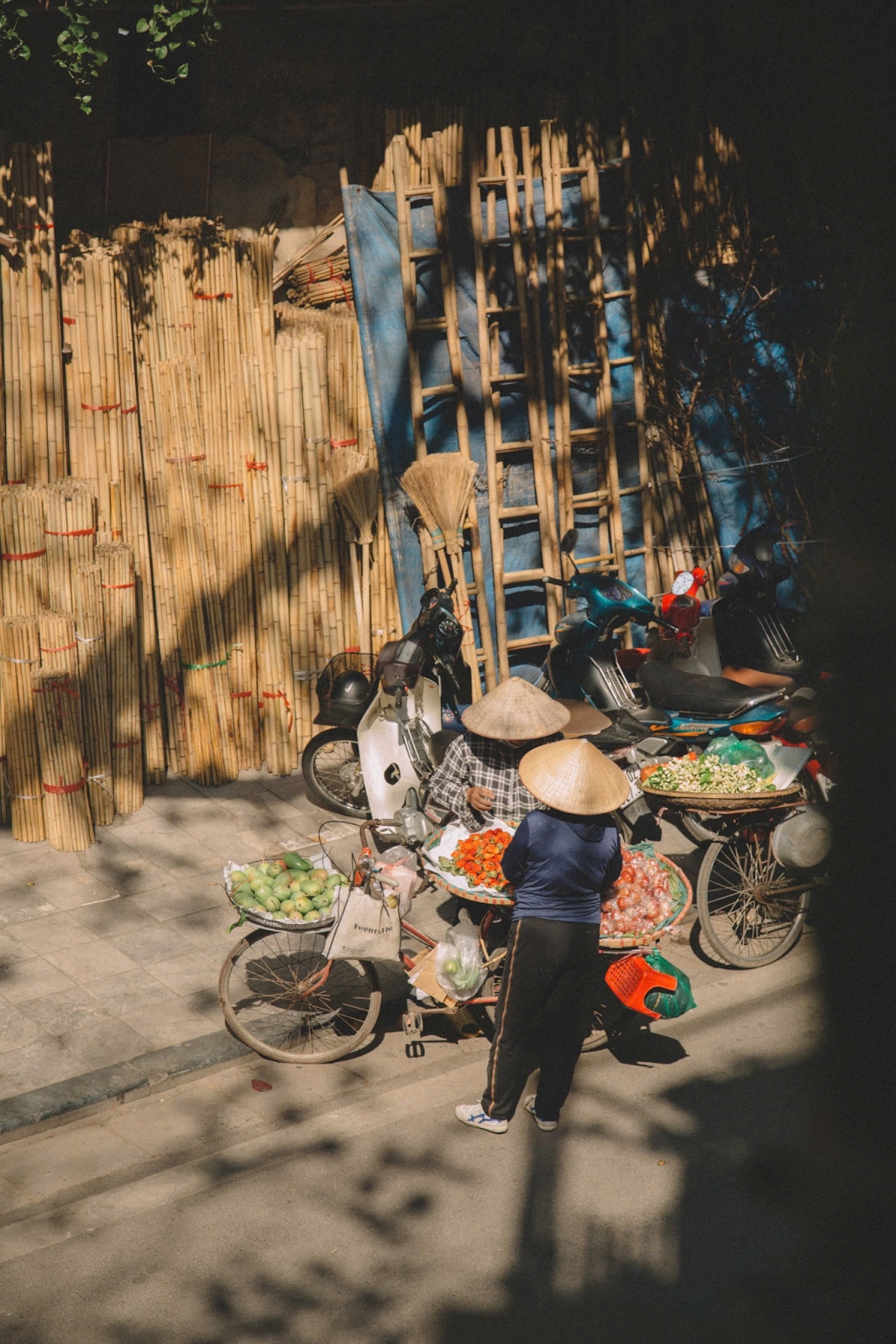 Những "cô hàng rong" mang theo cả mùa thu Hà Nội- Ảnh 11.