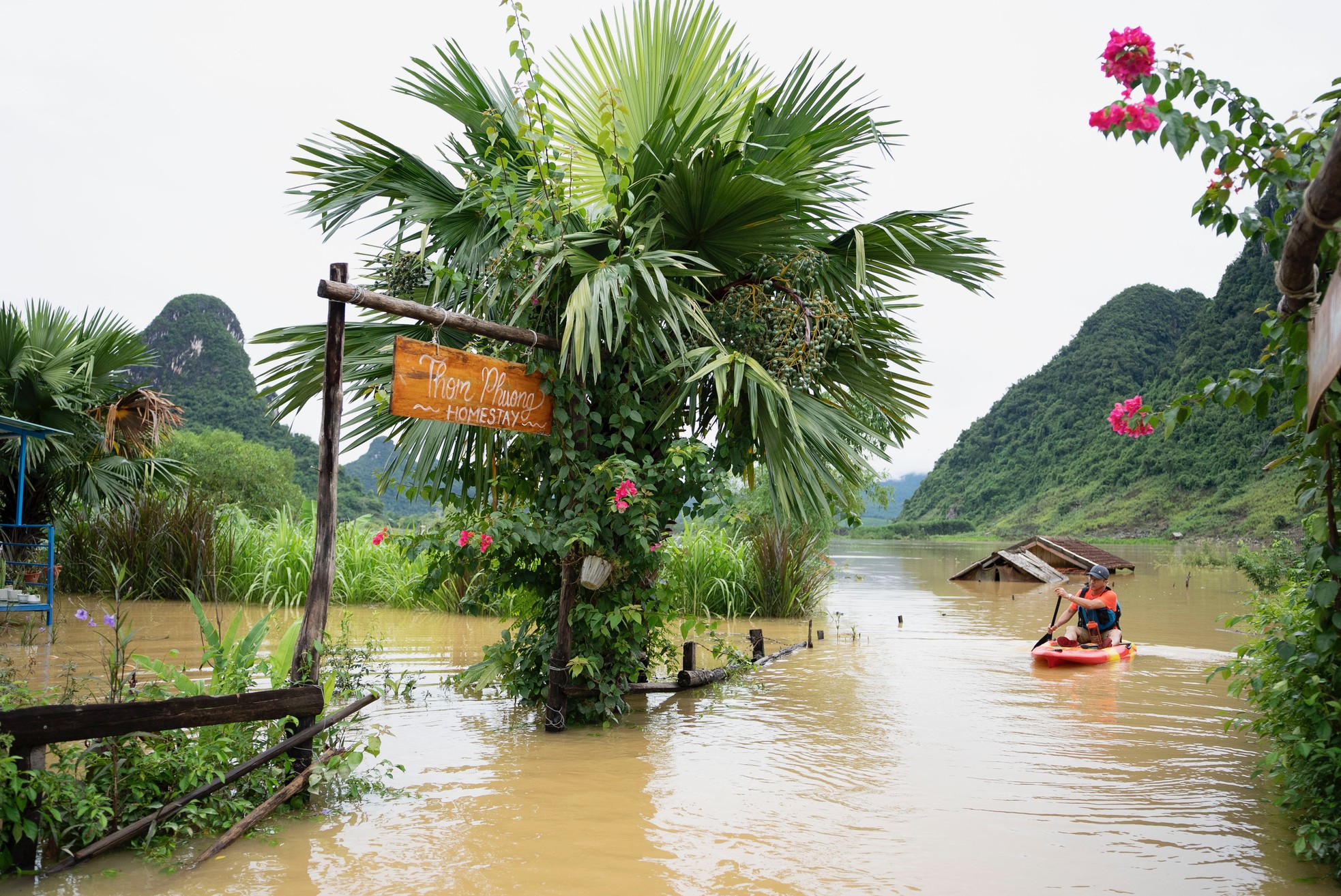 Ngắm 'làng du lịch tốt nhất thế giới' đẹp như tranh trong nước lũ- Ảnh 7.