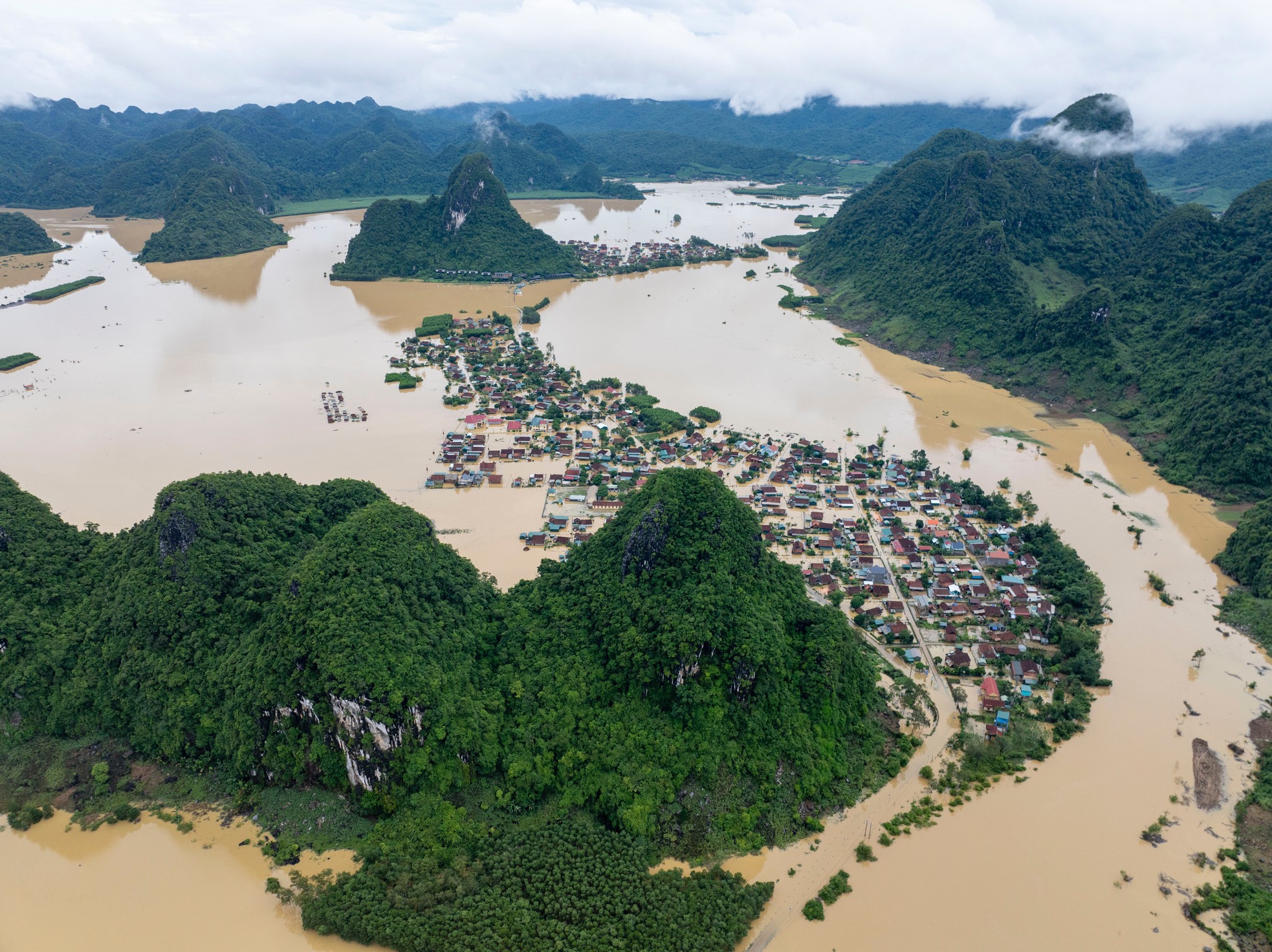 Ngắm 'làng du lịch tốt nhất thế giới' đẹp như tranh trong nước lũ- Ảnh 1.