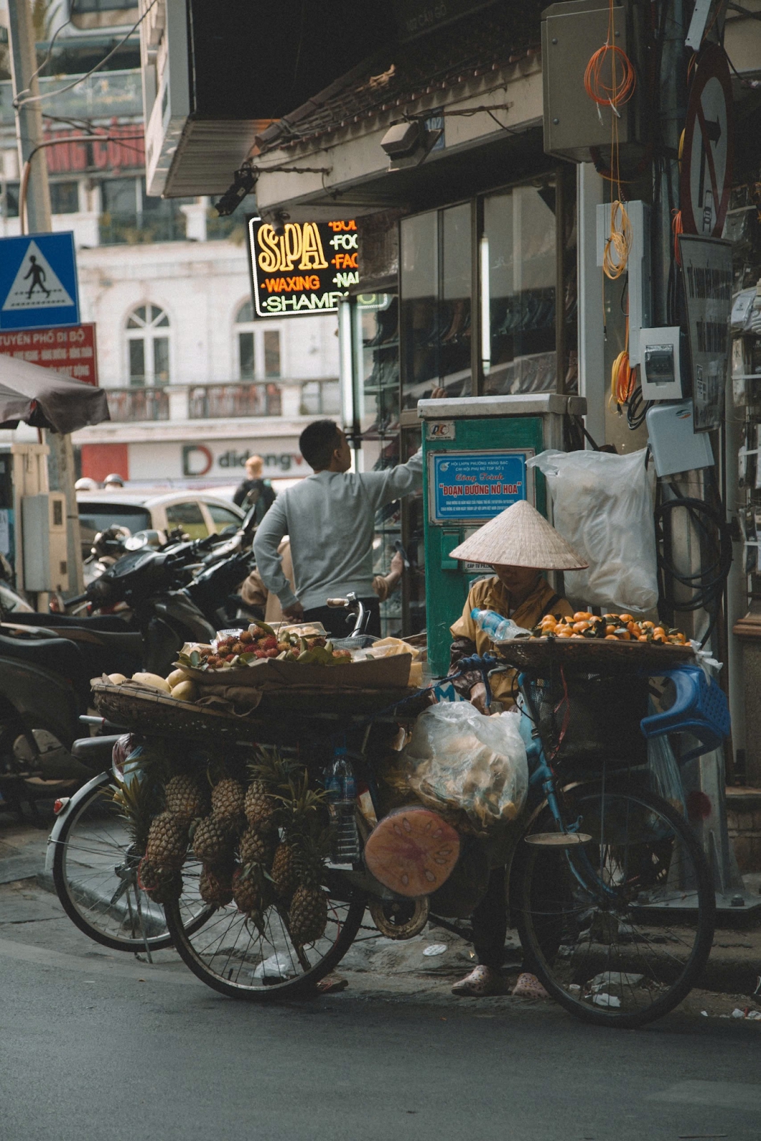 Những "cô hàng rong" mang theo cả mùa thu Hà Nội- Ảnh 10.