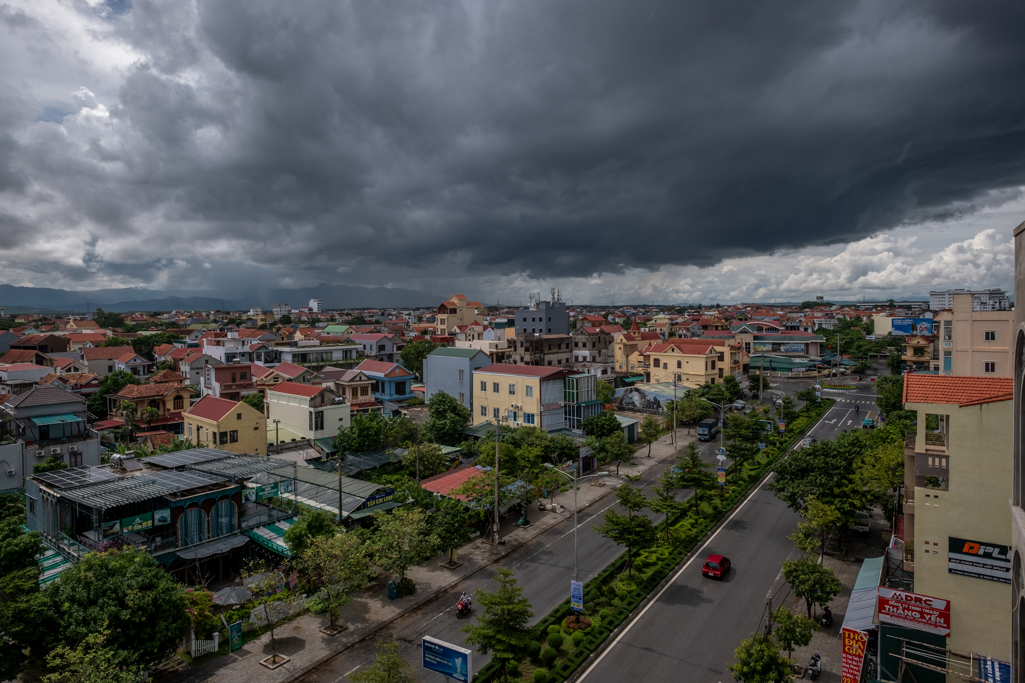 Bầu trời bỗng tối sầm giữa trưa cùng mây đen cuồn cuộn kéo đến, Quảng Bình tiếp tục hứng mưa to- Ảnh 3.