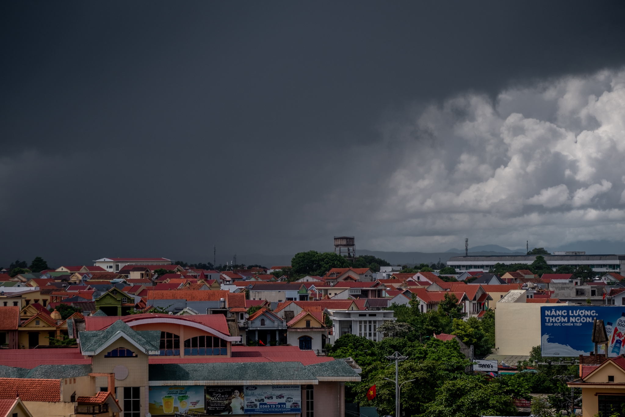 Bầu trời bỗng tối sầm giữa trưa cùng mây đen cuồn cuộn kéo đến, Quảng Bình tiếp tục hứng mưa to- Ảnh 1.