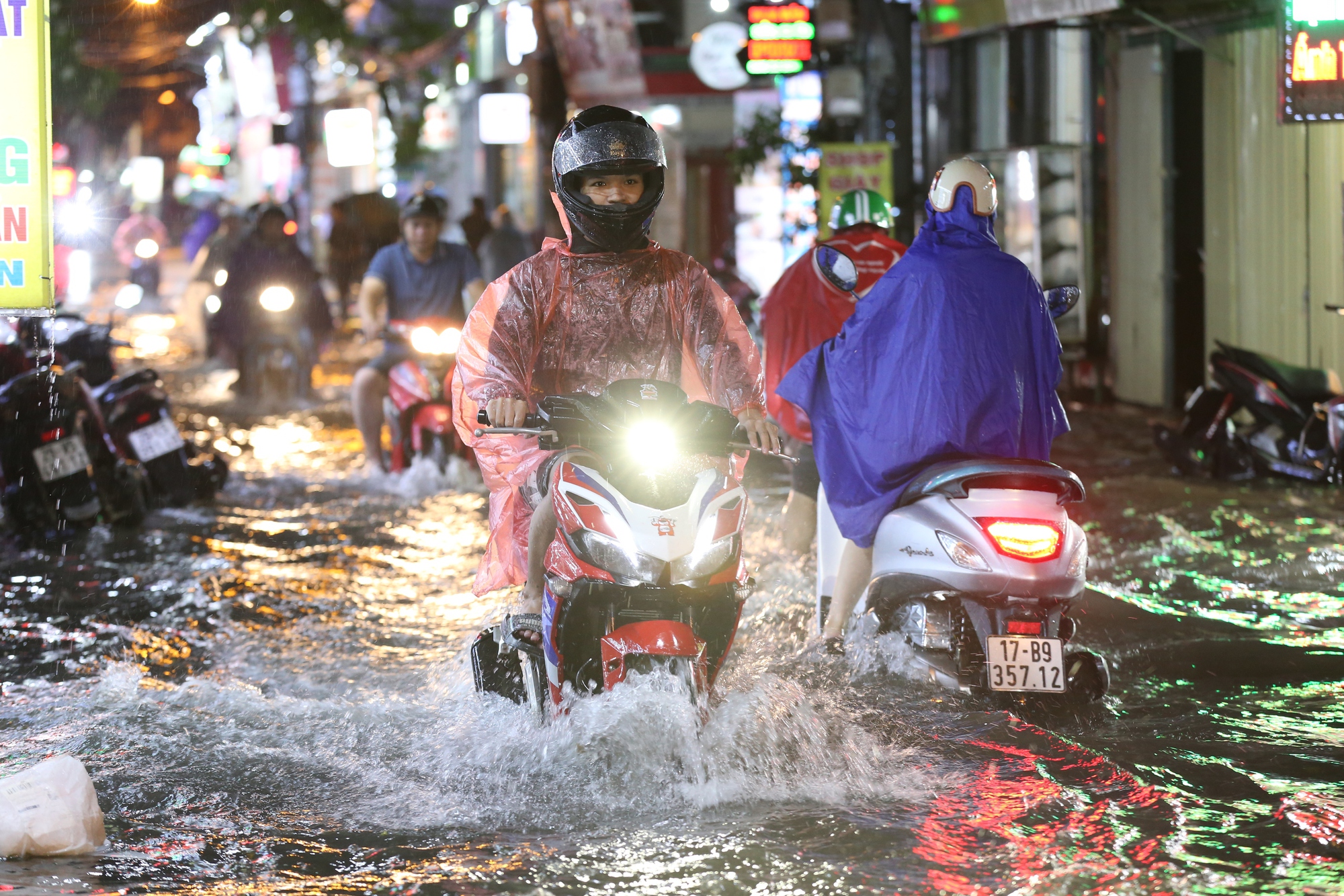 Mưa lớn tối cuối tuần khiến nhiều tuyến phố Hà Nội ngập sâu, người dân chật vật dắt xe chết máy- Ảnh 4.