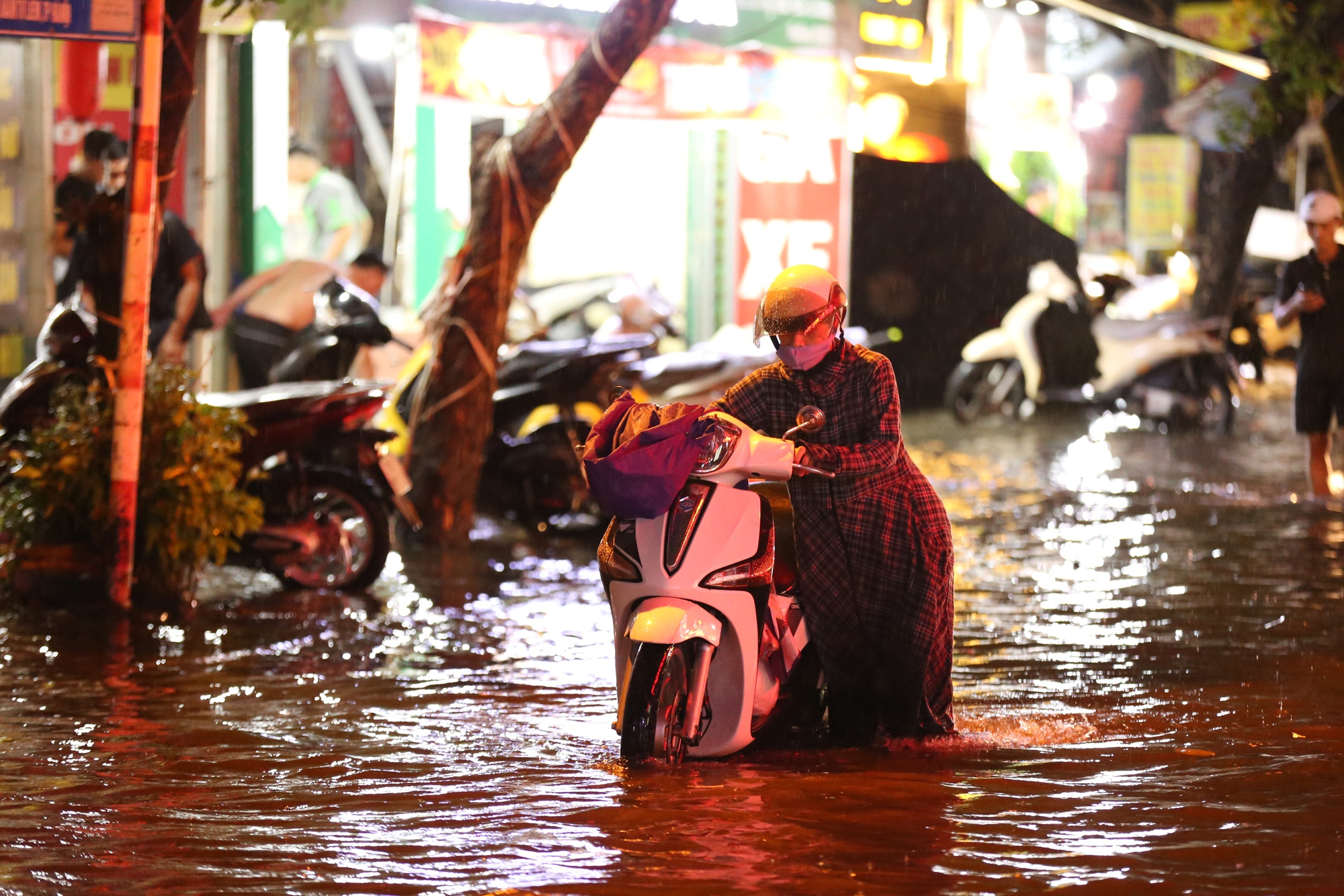 Mưa lớn tối cuối tuần khiến nhiều tuyến phố Hà Nội ngập sâu, người dân chật vật dắt xe chết máy- Ảnh 7.