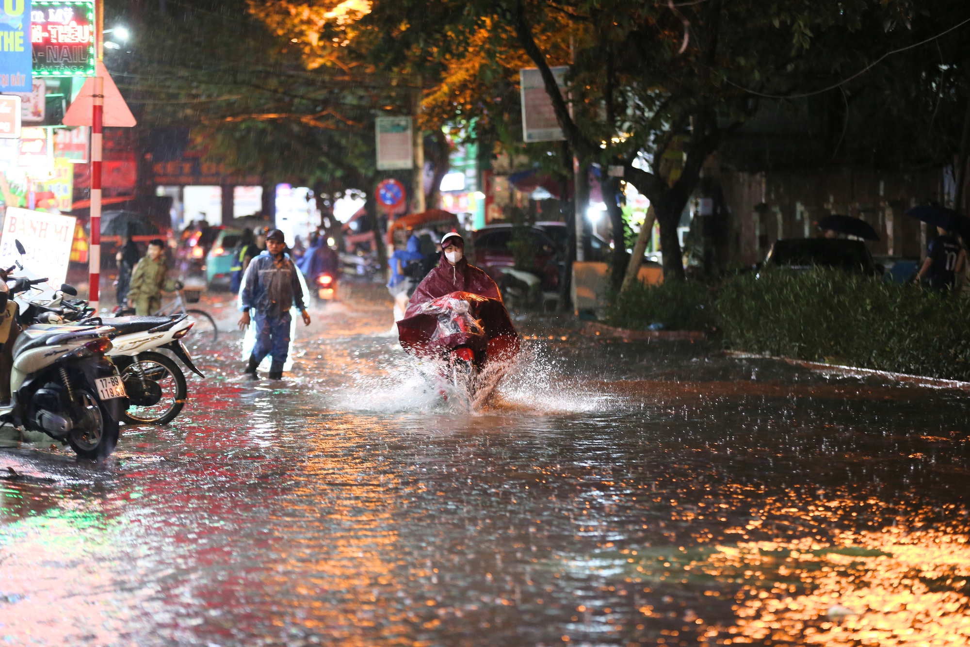 Mưa lớn tối cuối tuần khiến nhiều tuyến phố Hà Nội ngập sâu, người dân chật vật dắt xe chết máy- Ảnh 18.